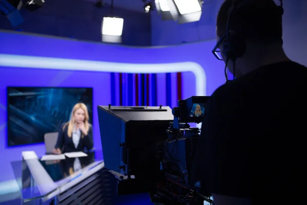 Jonge mooie blonde televisie-omroeper bij studio tijdens de live uitzendingen. Vrouwelijke Tv-directeur bij redacteur in de studio. Opname op de Tv-studio met televisie anchorwoman — Stockfoto