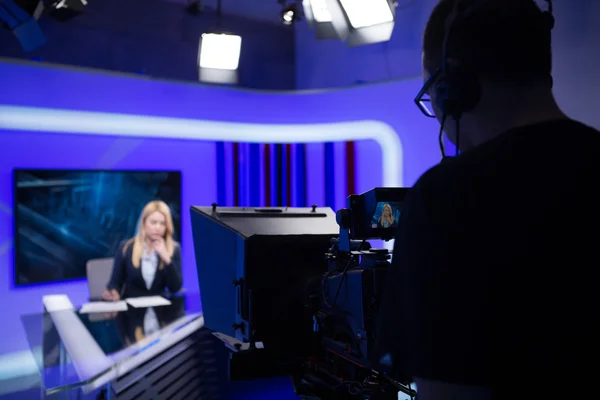 Jovem linda loira locutora de televisão em estúdio durante transmissão ao vivo.Feminino diretor de TV no editor em studio.Gravação no estúdio de TV com âncora de televisão — Fotografia de Stock