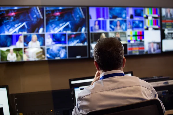 TV szerkesztő-stúdió igazgatója. TV igazgatója beszél a vision mixer egy televíziós adás Galéria. Férfi ült egy látomás keverő panel — Stock Fotó