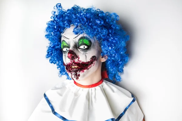En närbild av en skrämmande clown med vassa spetsiga tänder stirrade på du. Galet fula grunge onda clown på Halloween — Stockfoto