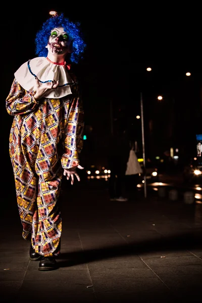 Un primer plano de un payaso más aterrador con afilados dientes puntiagudos mirándote. Loco feo grunge malvado payaso en Halloween — Foto de Stock