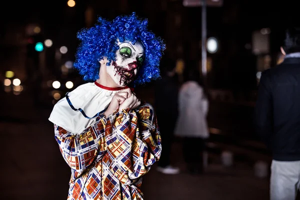 Un primer plano de un payaso más aterrador con afilados dientes puntiagudos mirándote. Loco feo grunge malvado payaso en Halloween — Foto de Stock