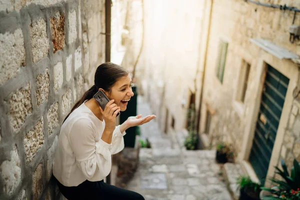 Mujer Risueña Emocionada Teniendo Una Reunión Llamada Chat Usar Una — Foto de Stock