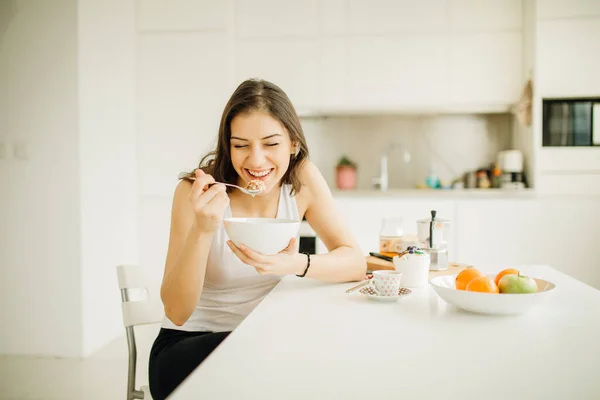 Fiatal Mosolygós Eszik Gabonapelyhet Egészséges Reggeli Kezdve Napot Fogyókúra Fitness — Stock Fotó