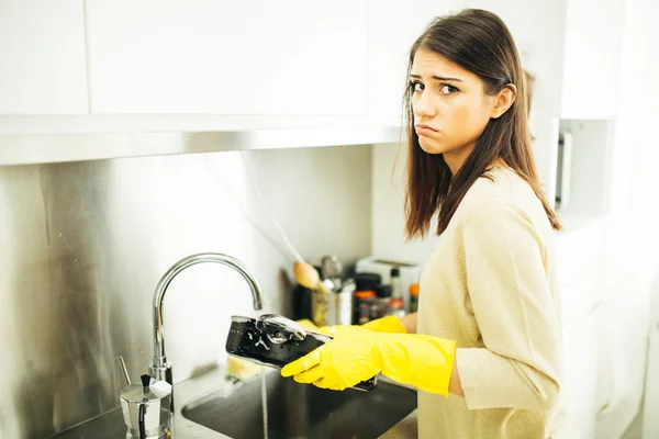 Mulher Cansada Lavar Mãos Limpeza Chores Housewife Mulher Lavar Pratos — Fotografia de Stock