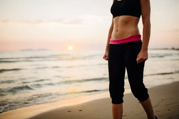 Corredor Mujer Corriendo Playa Sujetador Deportivo Top Fit Entrenamiento Mujer —  Fotos de Stock