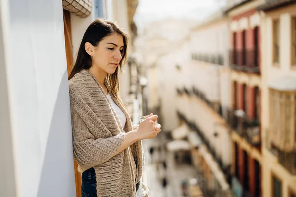 Junge Frau Verbringt Freizeit Hause Selbstversorgung Hause Bleiben Aussicht Vom — Stockfoto