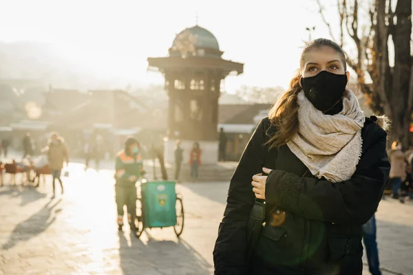 Jonge Vrouw Met Een Beschermend Masker Met Klep Wonen Vervuilde Stockfoto