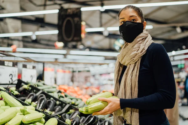 Mujer Joven Que Usa Mascarilla Protectora Comprando Supermercado Comprando Productos —  Fotos de Stock