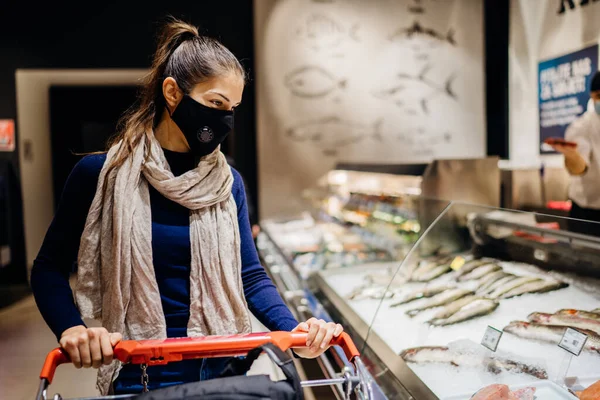 Mujer Joven Con Mascarilla Protectora Comprando Supermercado Comprando Comestibles Compras —  Fotos de Stock