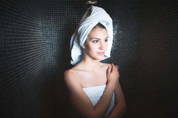 Femeia spa. Fată frumoasă după baie în spa jacuzzi, relaxantă după masaj, înfășurată în towels.Skincare.Perfect piele tânără exfoliată netedă. Femeia mulțumită de rezultatele tratamentelor spa — Fotografie, imagine de stoc