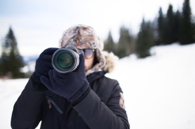 Profesyonel fotoğraf makinesi dağ fotoğraf çekimi olan adam. Bir dağ manzarası fotoğraf çekici. Fotoğraf makinesi ve telefoto lens fiyatı
