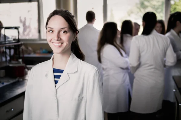 Jeune développeur de médecine chercheur pharmaceutique. Une chimiste géniale. Professeure d'université. Développer de nouveaux médicaments pour la psychose et la dépression en laboratoire — Photo