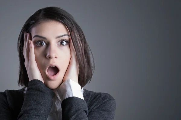 Excited woman looking surprised and amazed,speechless with mouth open.Young woman excited,overwhelmed,shocked, or terrified.Eureka moment concept.Shocked woman isolated on background — Φωτογραφία Αρχείου