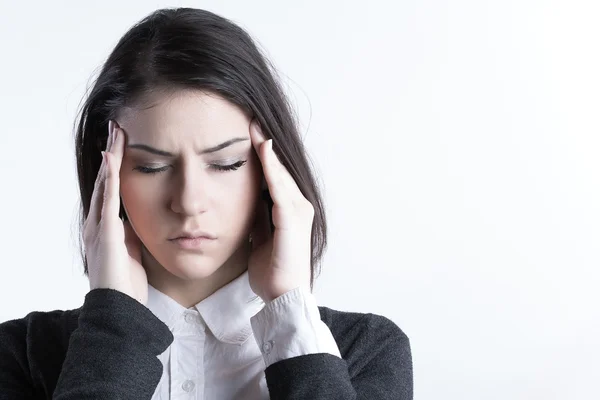 Młoda kobieta trzyma głowę. Problem migreny i bóle głowy. Przepracowany, podkreślił kobieta. Bóle menstruacyjne i okresu. Intensywny tryb życia i szybkiego życia. — Zdjęcie stockowe