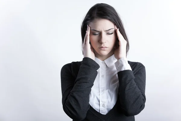Młoda kobieta trzyma głowę. Problem migreny i bóle głowy. Przepracowany, podkreślił kobieta. Bóle menstruacyjne i okresu. Intensywny tryb życia i szybkiego życia. — Zdjęcie stockowe