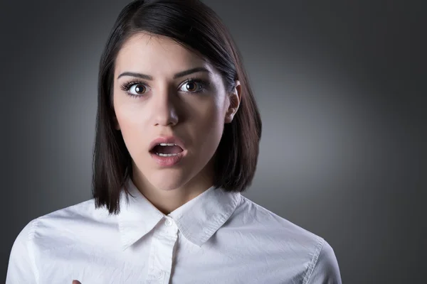 Excited woman looking surprised and amazed,speechless with mouth open.Young woman excited,overwhelmed,shocked, or terrified.Eureka moment concept.Shocked woman isolated on background — Φωτογραφία Αρχείου