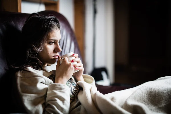 Zieke vrouw in bed, ziek, roepen dag af van het werk. Het drinken van kruidenthee. Vitaminen en hete thee voor griep. Vrouw gevangen Cold.Virus. Dysentery.Diarrhea.Woman op zoek van ziek en moe — Stockfoto