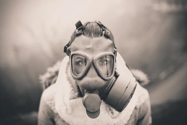 Environmental disaster.Woman breathing trough gas mask,health in danger.Concept of pollution,apocalypse.Polluted air,environmental problems.Riot with gas mask.Smog,poisonous particles,bio hazard — ストック写真