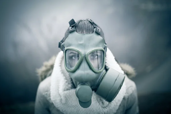 Environmental disaster.Woman breathing trough gas mask,health in danger.Concept of pollution,apocalypse.Polluted air,environmental problems.Riot with gas mask.Smog,poisonous particles,bio hazard — ストック写真