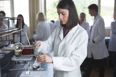 Genç tıp geliştiricisi, ilaç araştırmacısı. Dahi kadın kimyager. Üniversite profesörü. Stajyer. Psikoz ve depresyon için yeni ilaçlar geliştiriyorum.