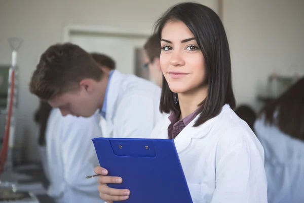 Estudiantes de ciencias que trabajan con productos químicos en el laboratorio de la universidad. Feliz estudiante, contenido para resultados experimentales. —  Fotos de Stock