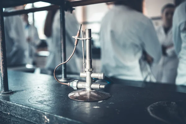 Bunsenbrander gebruikt voor Endotherme reactie. Laboratorium Bunsenbrander, één gasvlam gebruikt voor sterilisatie, verbranding en verwarming — Stockfoto