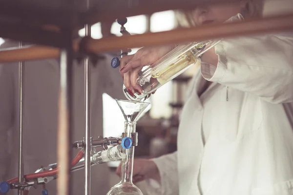 Soxhlet extractor for extraction essential oils.Transporting liquid from soxhlet extractor to distillation apparatus — Stock Photo, Image