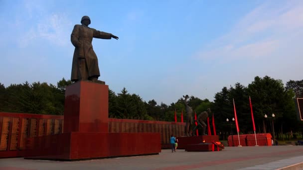 Monument to Soviet soldiers. — Stock Video