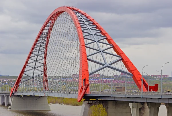 Brücke durch den Fluss. — Stockfoto