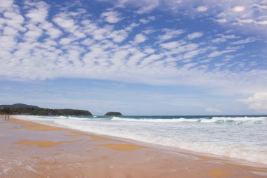 Plaj, deniz ve güzel gökyüzü.