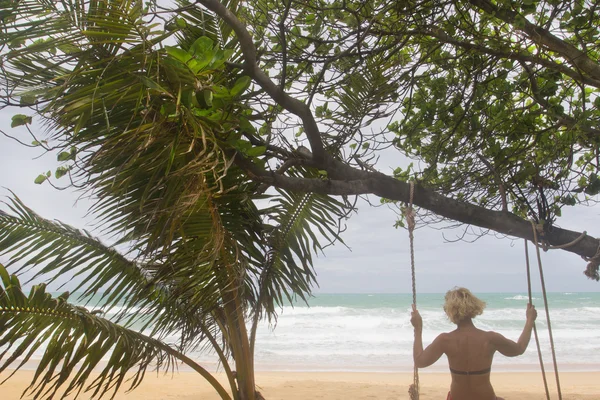 Mar, playa, mujer en los columpios . —  Fotos de Stock