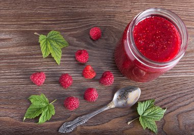 Reçel, ahududu, arka planlar ahşap.