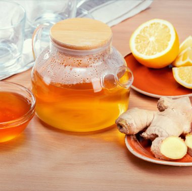 Ballı ve limonlu bir bardak zencefilli çay.