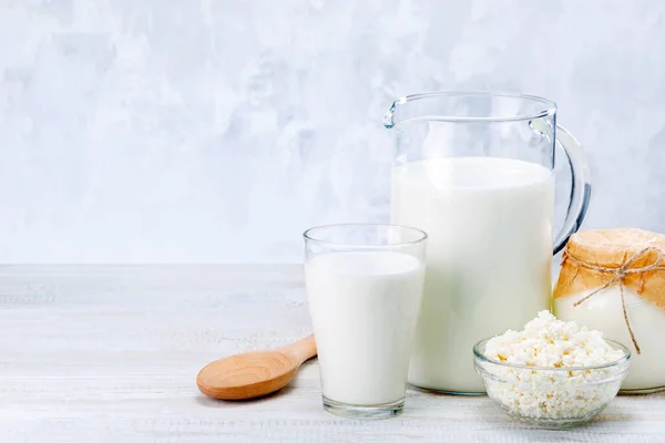 Beyaz Ahşap Masada Taze Süt Ürünleri Boşluğu Kopyala — Stok fotoğraf