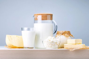 Süt ürünleri ahşap masada..