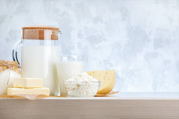 Tahta Masadaki Çeşitli Süt Ürünlerinin Kopyaları — Stok fotoğraf