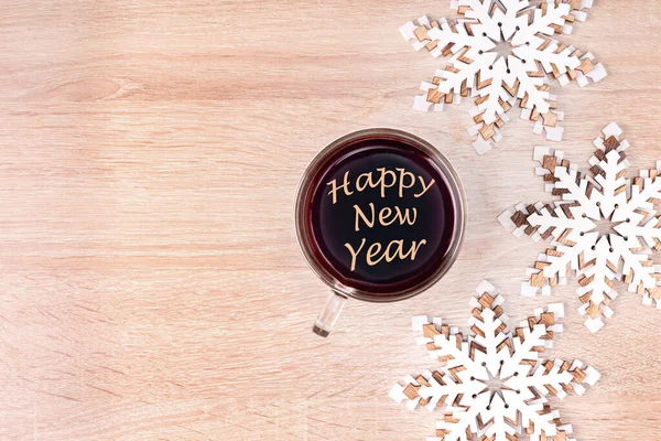 Happy New Year Geschreven Een Kopje Koffie Houten Decoratie Het — Stockfoto
