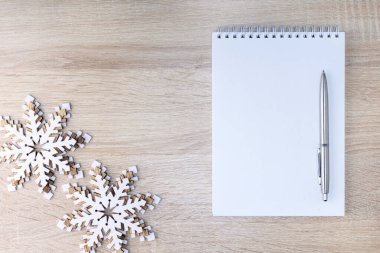 Yeni yılın dekoratifi ve defter maketi.