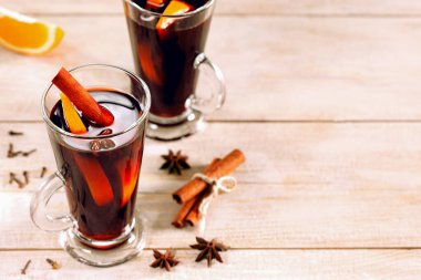 Baharatlı sıcak şarap ve portakal ahşap masada fotokopi alanı ile birlikte..