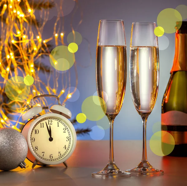Şampanya kadehleri, klasik saat ve Noel süslemeleri. Yeni yıl kartı.