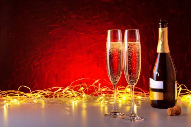 Noel ve Yeni Yıl tatillerinde fotokopi alanı olur. Yeni yıl şampanya kadehi ve altın ışık.