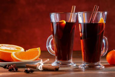 Portakallı ve baharatlı sıcak şarap..