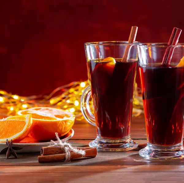 Glühwein Mit Orange Auf Rustikalem Holztisch — Stockfoto