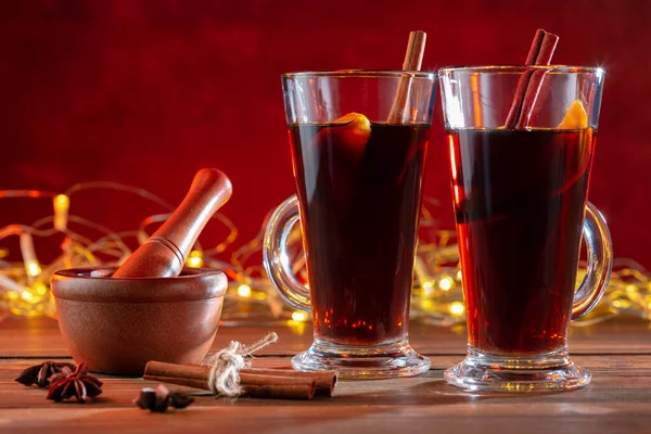 Dois Copos Vinho Quente Natal Com Especiarias Mesa Madeira Contra — Fotografia de Stock