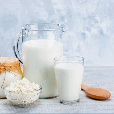 Gri ahşap masada mandıra ürünleri.