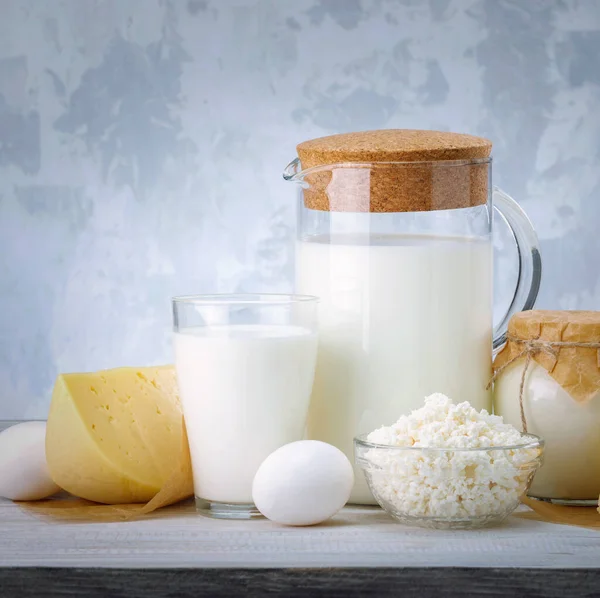 Ahşap Gri Masadaki Süt Ürünleriyle Hayat Devam Ediyor — Stok fotoğraf