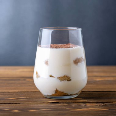 Tiramisu, gri arka planda geleneksel İtalyan tatlısı..