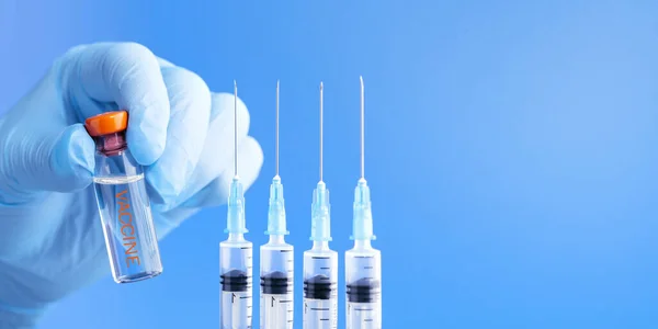 Médico Mão Com Vacina Seringa Contra Fundo Azul Com Lugar — Fotografia de Stock