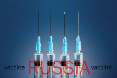 Corona virüsünü önlemek için yeni Rusya aşısı. Mavi zemin üzerinde Rusya aşısı yazan şırıngalar.
